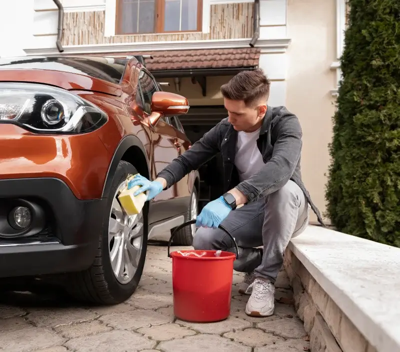 Lavage auto à domicile Brioux-sur-Boutonne : professionnel intervenant sur un véhicule